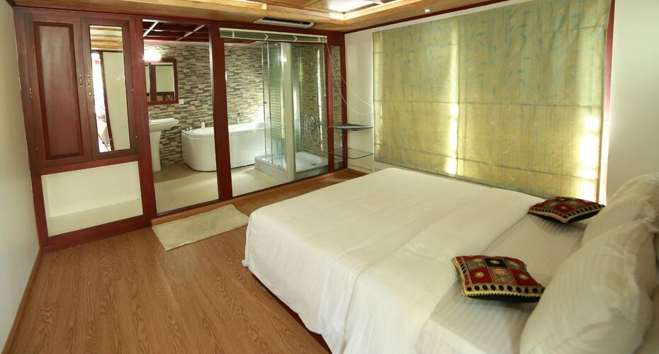 Lake View Deluxe Houseboat, Kumarakom 4